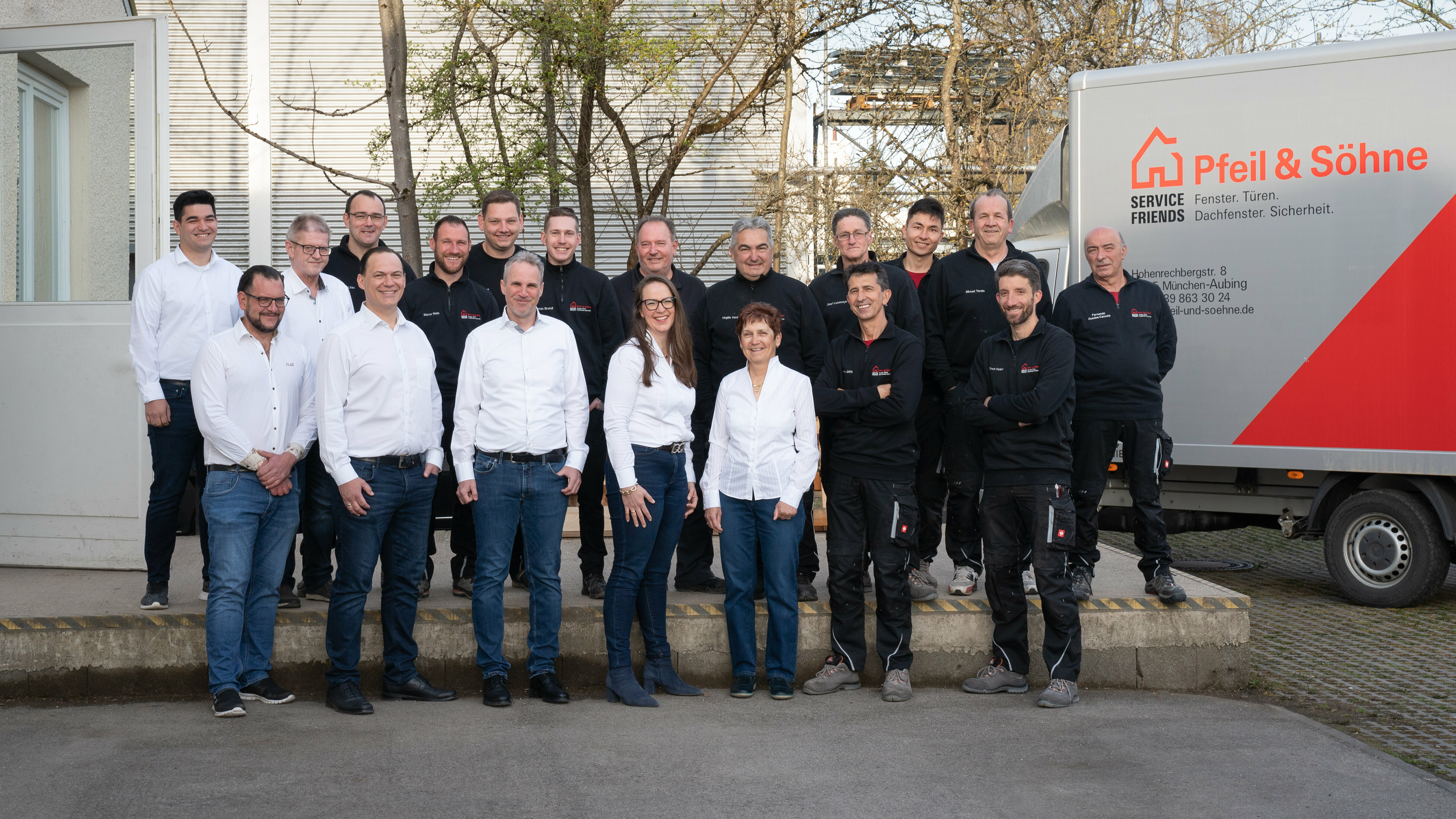 Ein Gruppenbild der Pfeil & Söhne Sicherheits- und Fenstertechnik GmbH Mitarbeiter.
