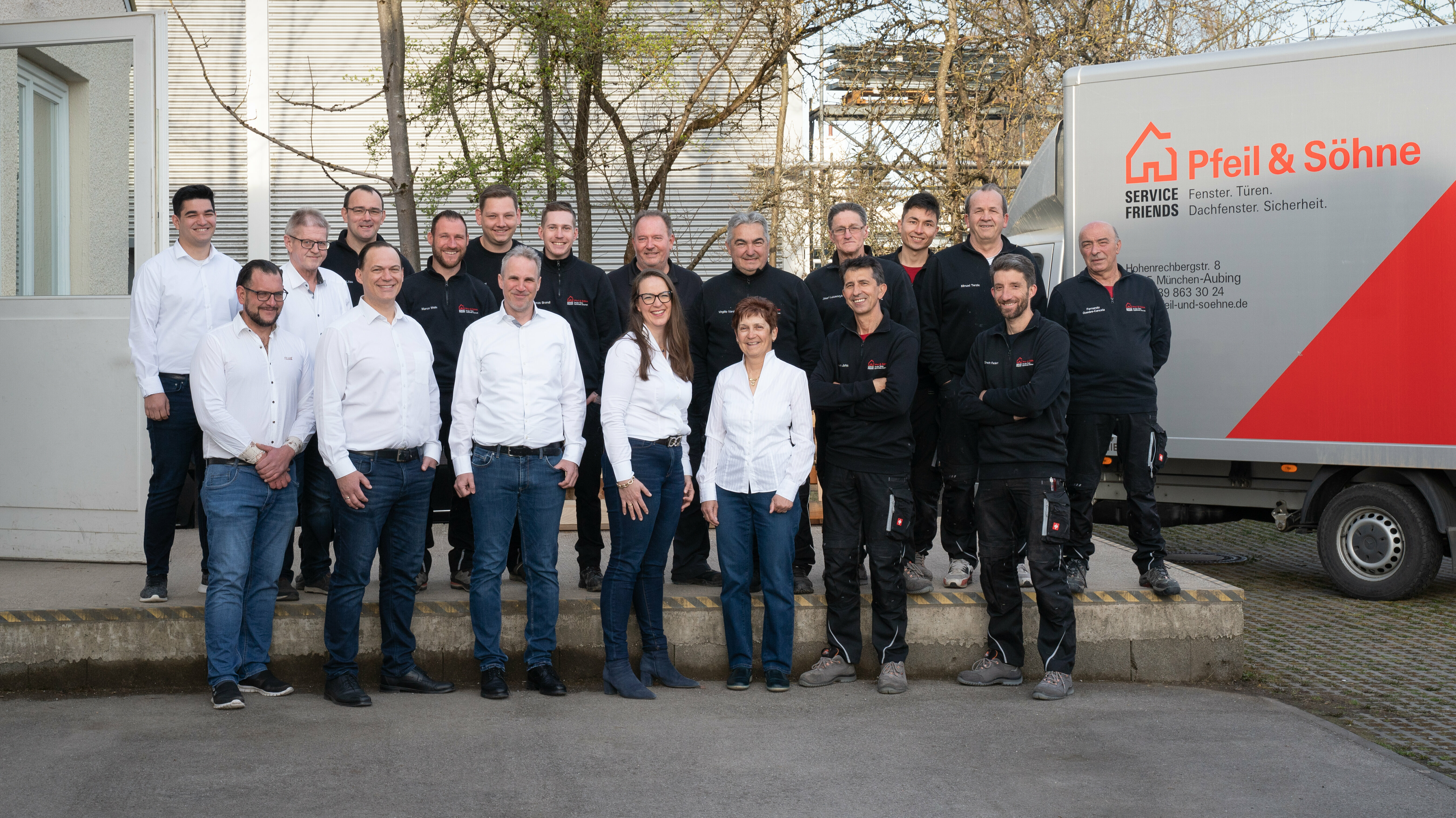 Ein Gruppenbild der Pfeil & Söhne Sicherheits- und Fenstertechnik GmbH Mitarbeiter.