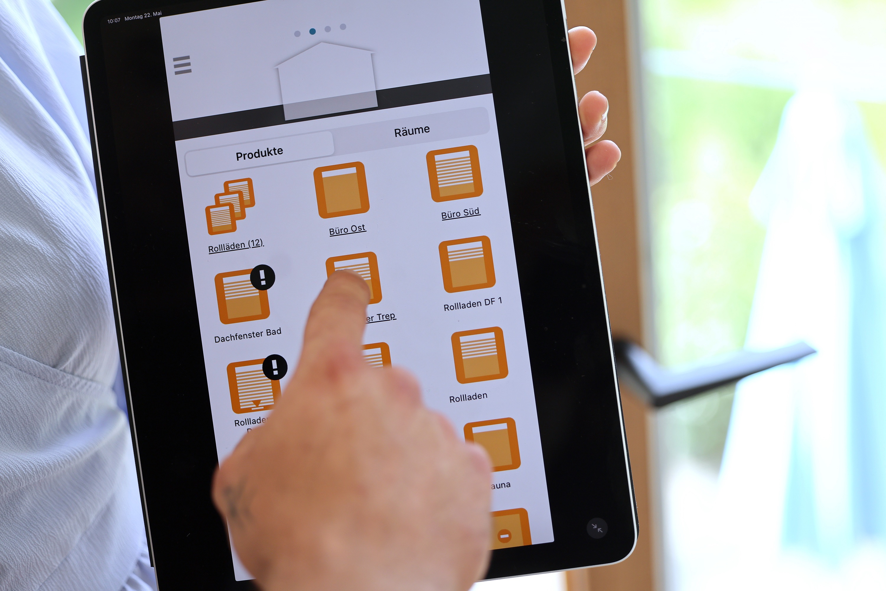 Eine Person tippt auf ein iPad.