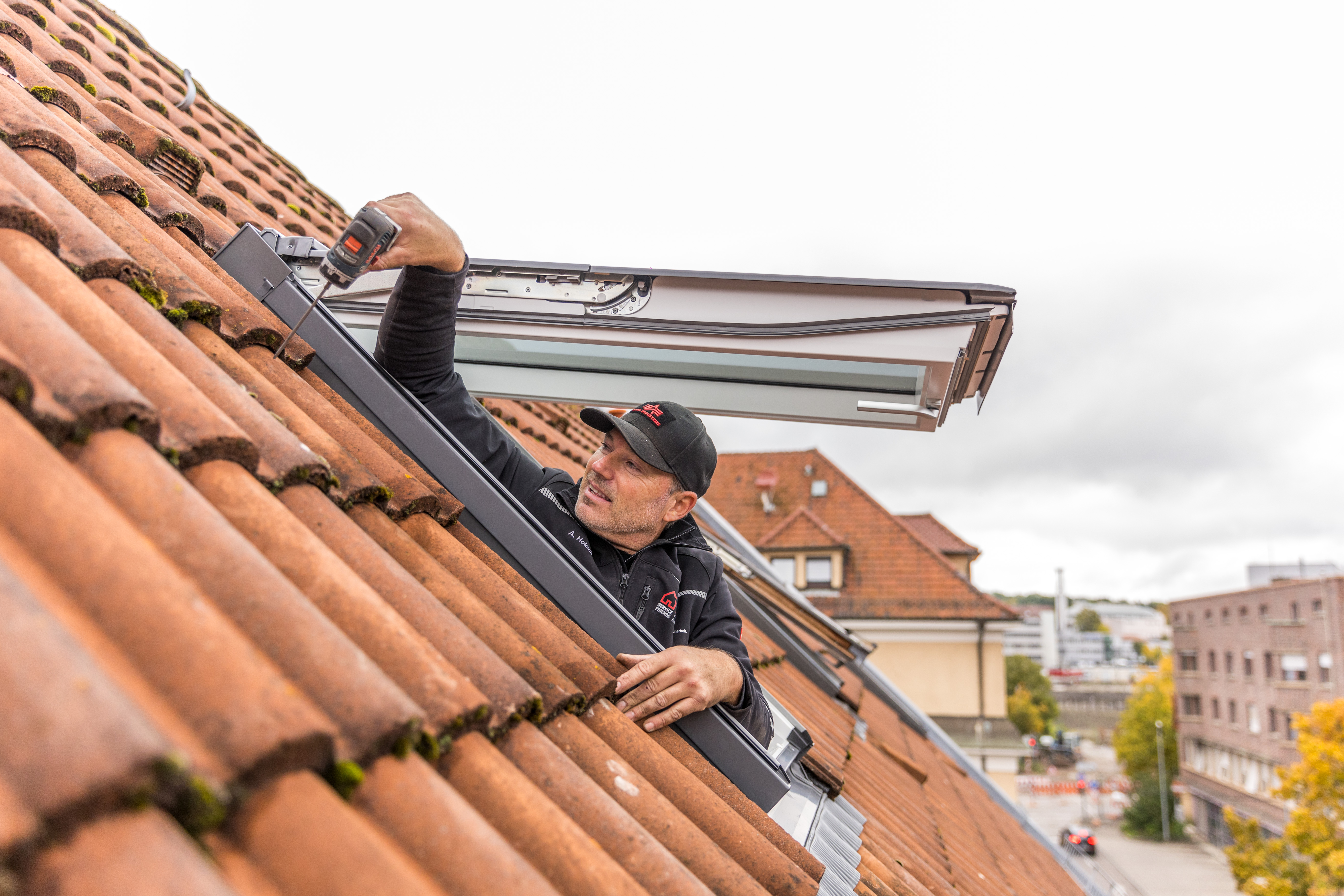 Service Friends Techniker beim Dachfenster Austausch