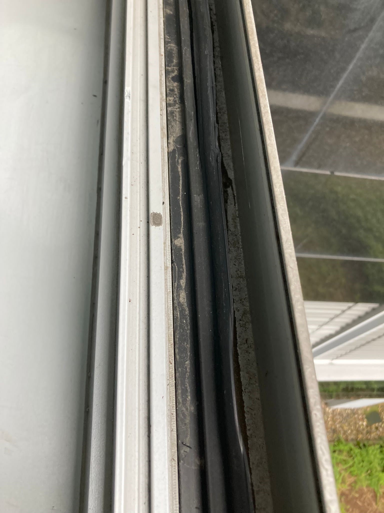 Poröse Fensterdichtung eines Kunststofffensters