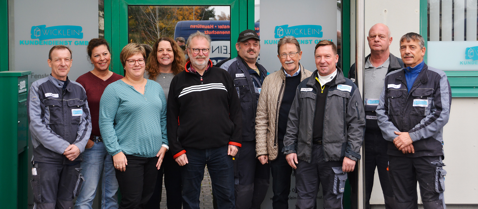 Ein Gruppenbild von Mitarbeitern der Wicklein Kundendienst GmbH.