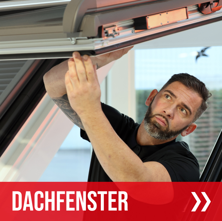 Ein Servicetechniker arbeitet an einem geöffneten Dachfenster. Unten im Bild ist die Aufschrift "Dachfenster".