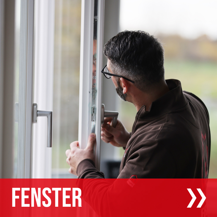 Ein Servicetechniker inspiziert den Beschlag eines Fassadenfensters. Unten im Bild ist die Aufschrift "Fenster".