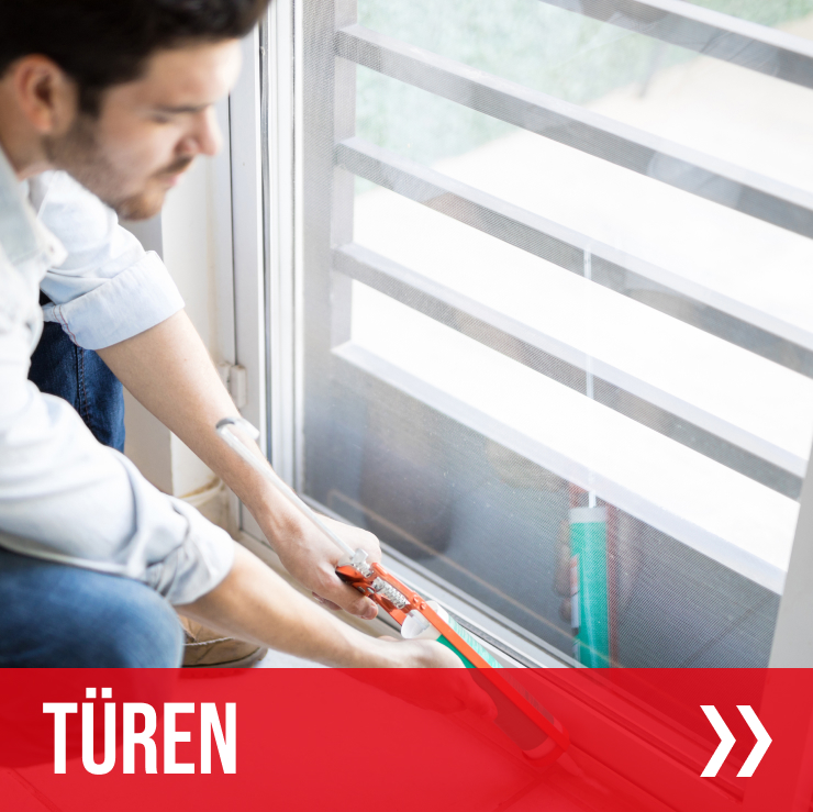 Ein Servicetechniker arbeitet mit einer Silikonspritze an der Unterkante einer Glastür. Unten im Bild ist die Aufschrift "Türen".