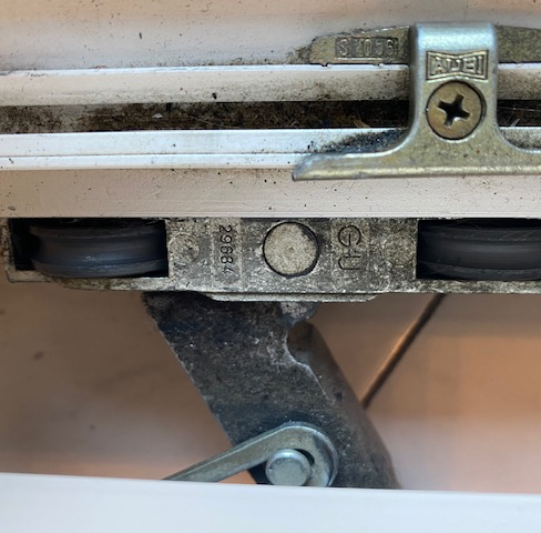 Verschmutzter, veralteter Fensterbeschlag