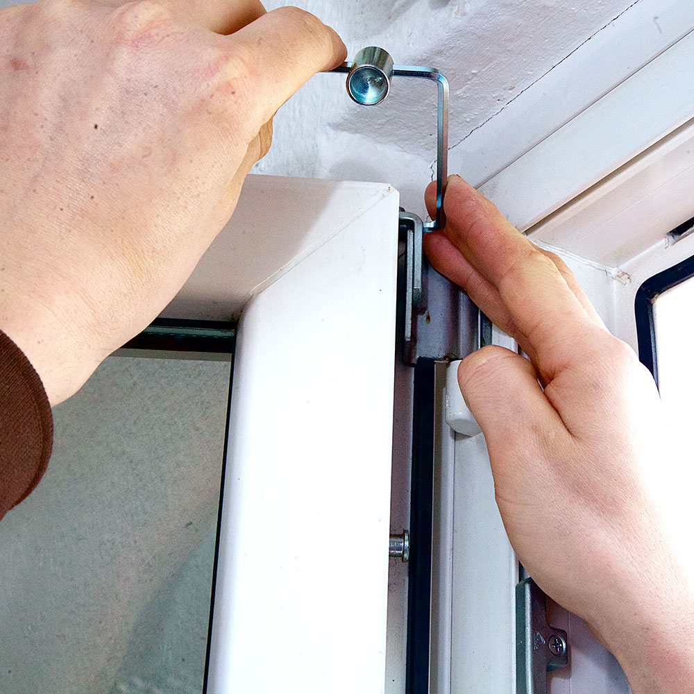 Einstellung eines Fensterflügels an einem Fassadenfenster aus Kunststoff