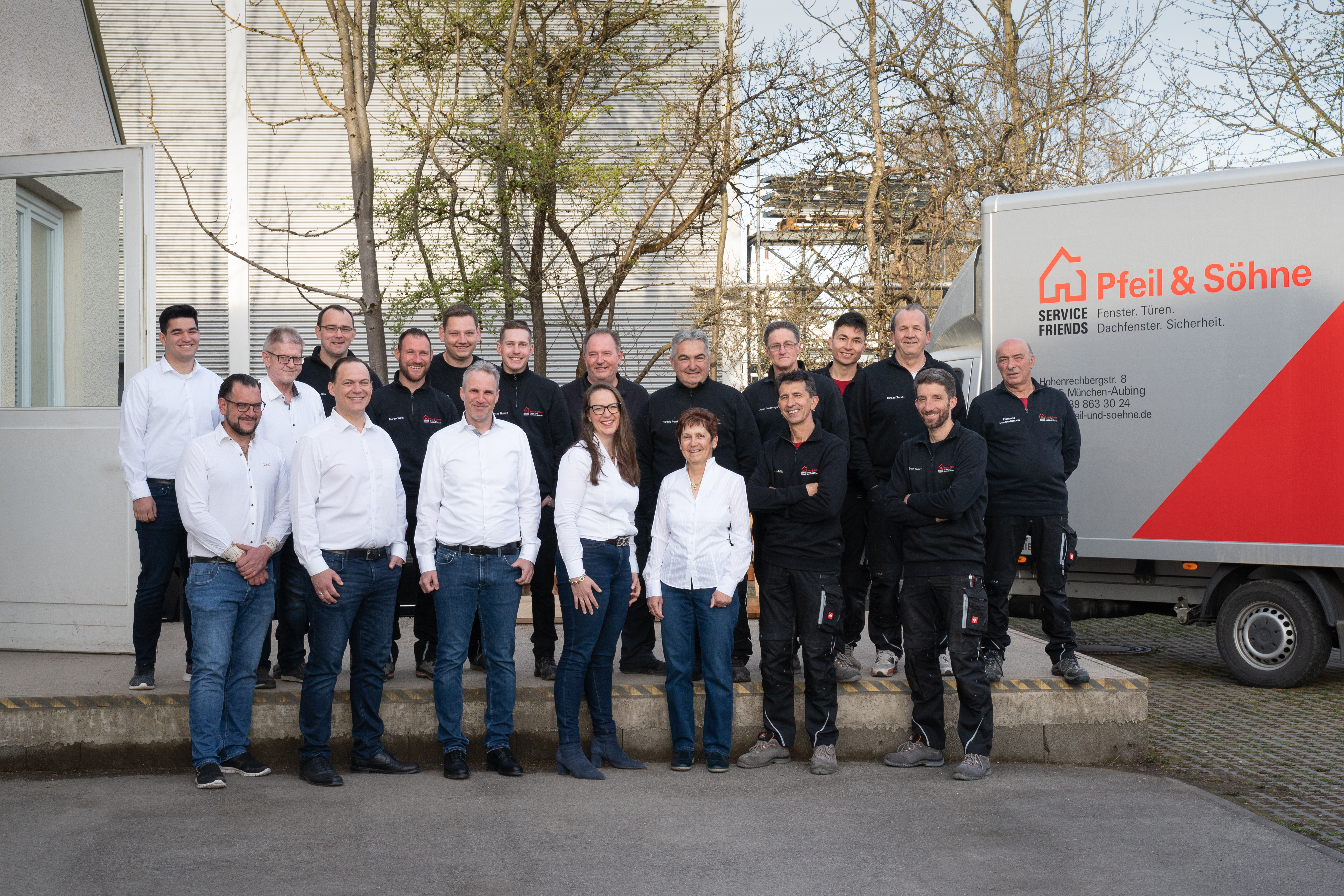 Ein Gruppenbild der Pfeil & Söhne Sicherheits- und Fenstertechnik GmbH Mitarbeiter.