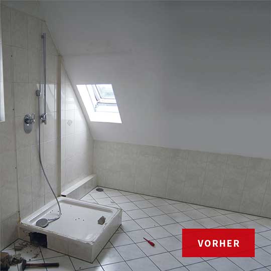 Ein Badezimmer, in dem an der Duschwanne Reparaturen stattfinden. Im Hintergrund ist ein kleines Dachfenster. Unten rechts ist in ein Feld mit der Aufschrift "Vorher".