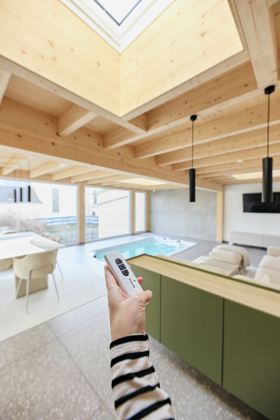 Elektrisch bedienbares Dachfenster