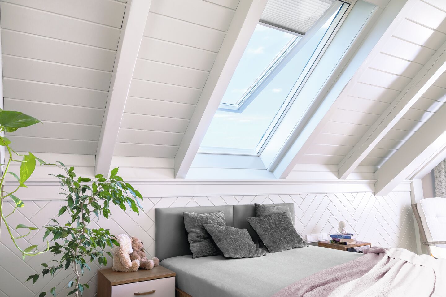 Geöffnetes Dachfenster Schlafzimmer