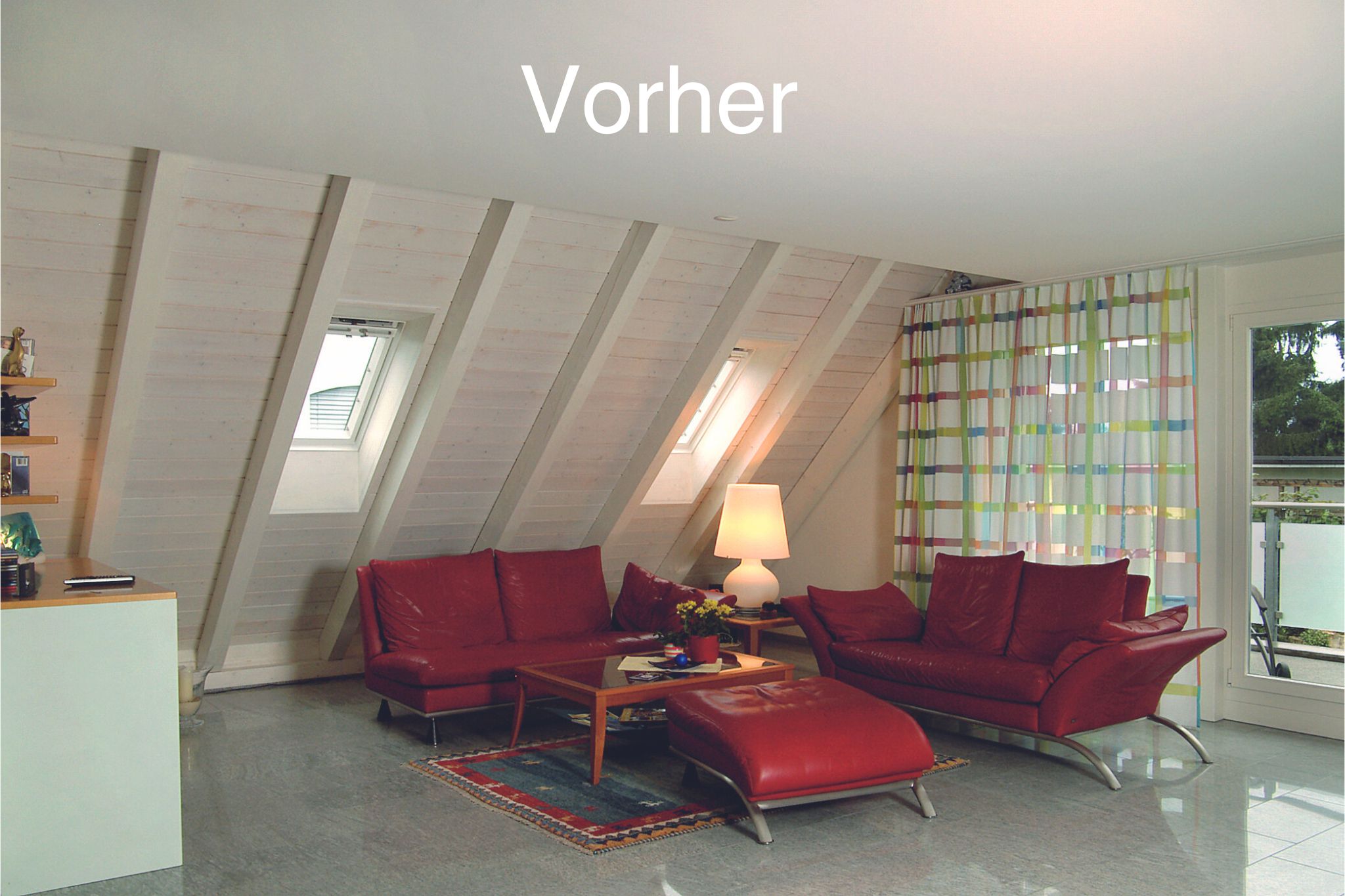 Vorher-Bild eines dunklen Wohnzimmers mit kleinen Dachfenstern.